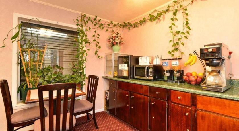 Americas Best Value Inn Heflin Bagian luar foto